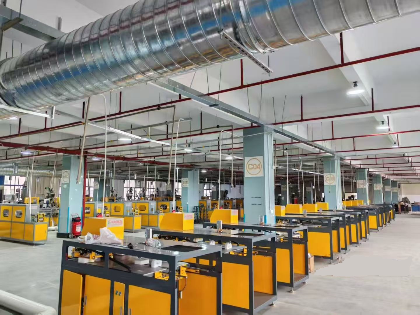 现代化生产车间内部,工人操作精密设备,自动化生产线运行,展现智能制造水平